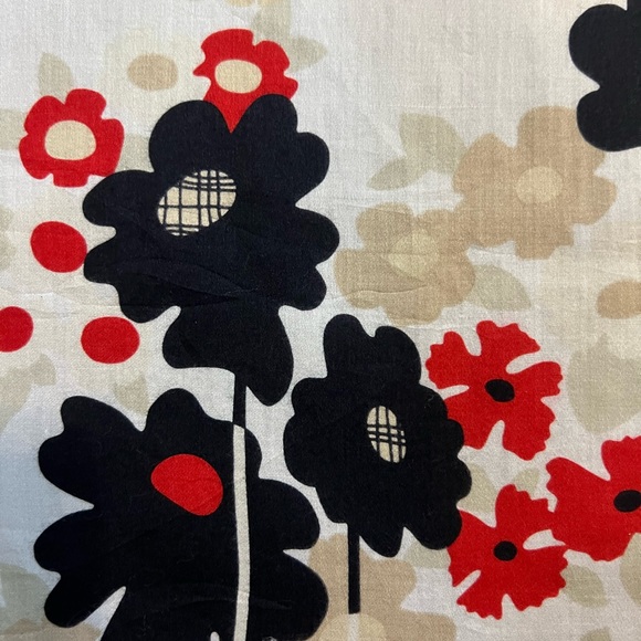 Burberry scarf 20x19.5” nwot clean - Picture 6 of 8